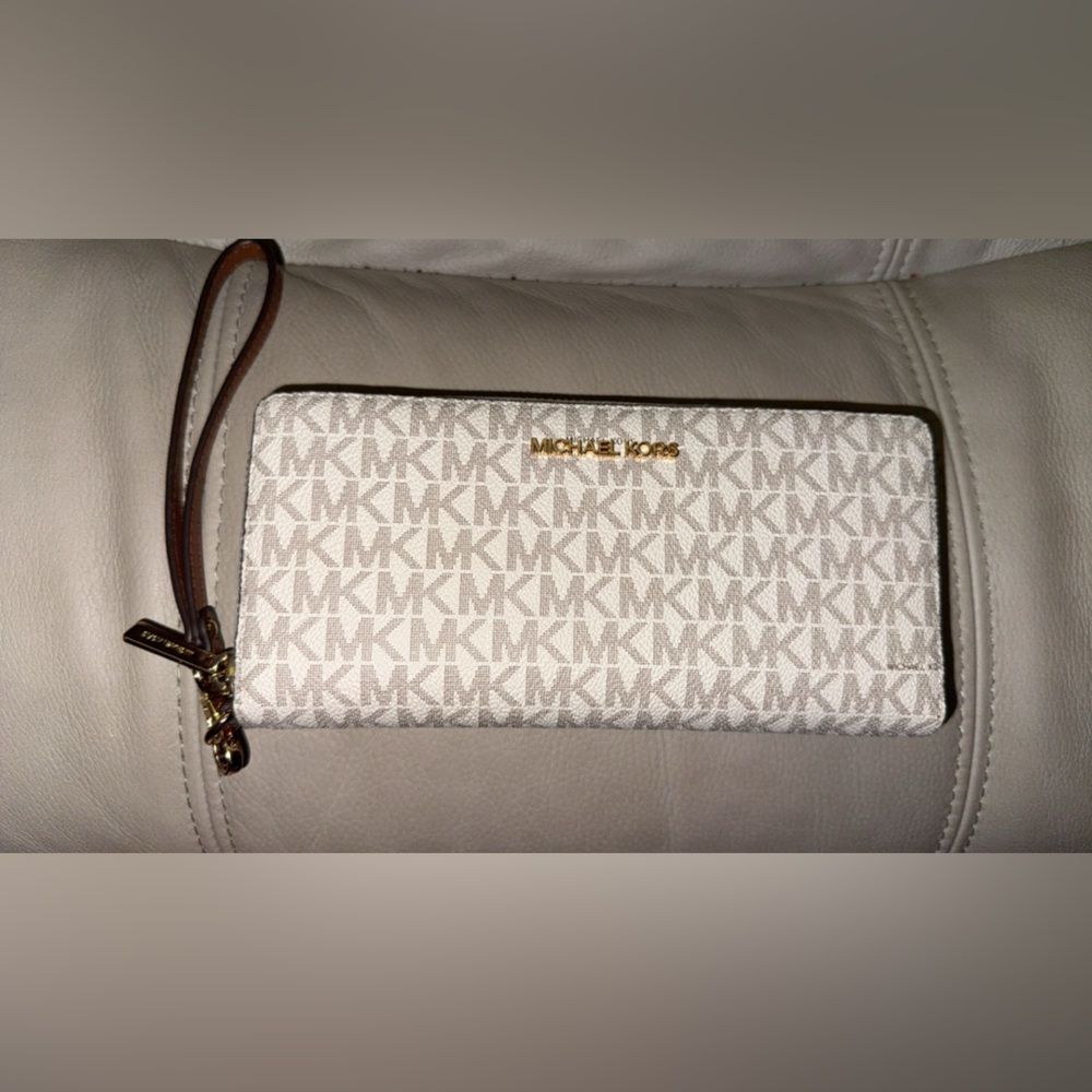 Michael Kors White and Brown Wristlet Wallet
NWOT
